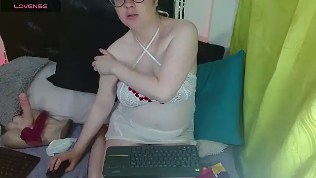 Snapshot of KrystalAdams chatting on October 15, 2025, 12:27 pm KrystalAdams online show from October 15, 2025, 12:27 pm