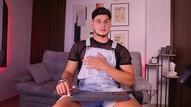 Snapshot of DaviesBrown chatting on September 15, 2025, 9:04 pm DaviesBrown online show from September 15, 2025, 9:04 pm