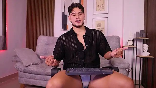 Snapshot of DaviesBrown chatting on October 3, 2025, 9:01 pm DaviesBrown online show from October 3, 2025, 9:01 pm