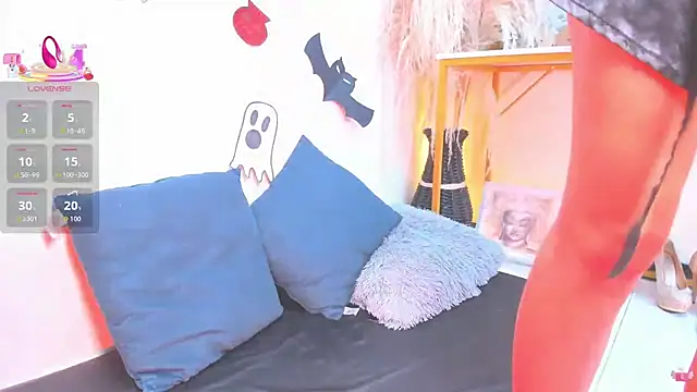 LizzyJones  online show from October 12, 2025, 4:44 am