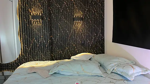 ZOETTAYLOR online show from November 5, 2025, 8:31 pm