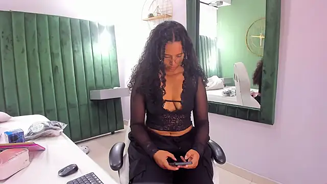 Snapshot of Sweet_Lucyy chatting on September 27, 2025, 5:12 am Sweet Lucyy online show from September 27, 2025, 5:12 am