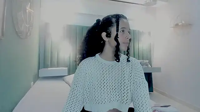 Snapshot of Sweet_Lucyy chatting on September 28, 2025, 4:18 am Sweet Lucyy online show from September 28, 2025, 4:18 am