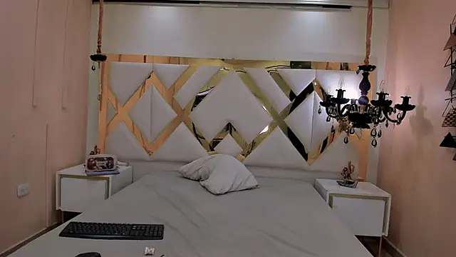 Snapshot of Sweet_Lucyy chatting on October 11, 2025, 9:24 pm Sweet Lucyy online show from October 11, 2025, 9:24 pm