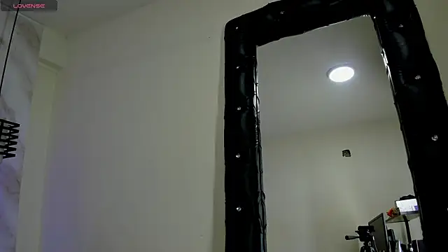 Snapshot of Luciifeer_ chatting on September 25, 2025, 6:33 pm Luciifeer  online show from September 25, 2025, 6:33 pm