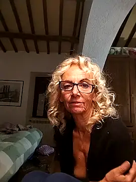 Snapshot of clarabell4 chatting on October 17, 2025, 7:05 pm clarabell4 online show from October 17, 2025, 7:05 pm