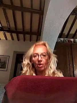 Snapshot of clarabell4 chatting on October 28, 2025, 5:04 pm clarabell4 online show from October 28, 2025, 5:04 pm