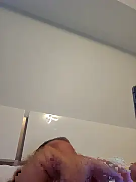 cubanitofeliz40 online show from September 15, 2025, 7:03 pm