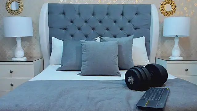 ZoeKrug online show from October 18, 2025, 11:55 am