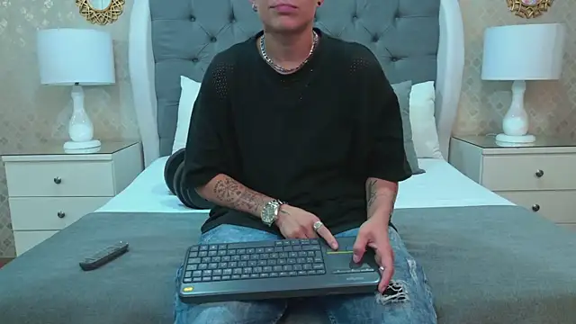 ZoeKrug online show from November 9, 2025, 12:14 pm