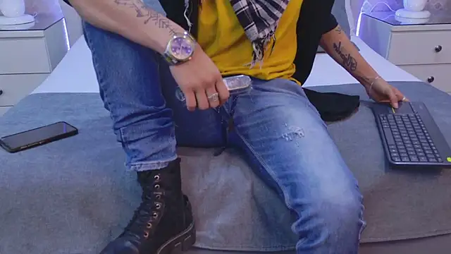 ZoeKrug online show from November 15, 2025, 12:02 pm