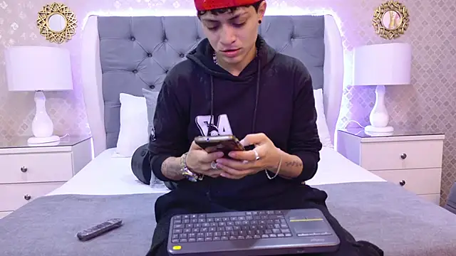 ZoeKrug online show from November 17, 2025, 12:00 pm