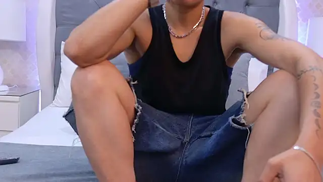 ZoeKrug online show from November 26, 2025, 11:55 am