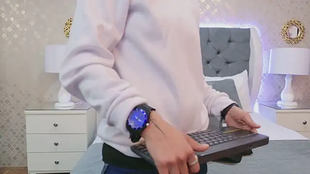 ZoeKrug online show from January 6, 2026, 1:15 pm