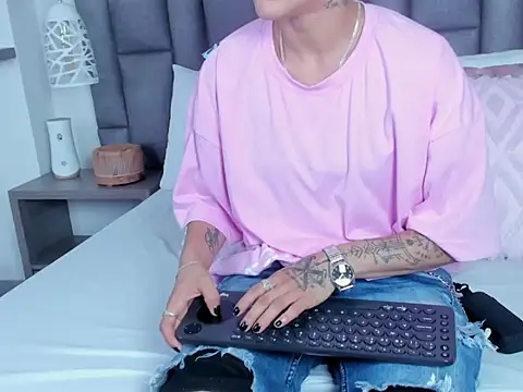 Snapshot of ZoeKrug chatting on February 14, 2026, 5:43 pm ZoeKrug online show from February 14, 2026, 5:43 pm