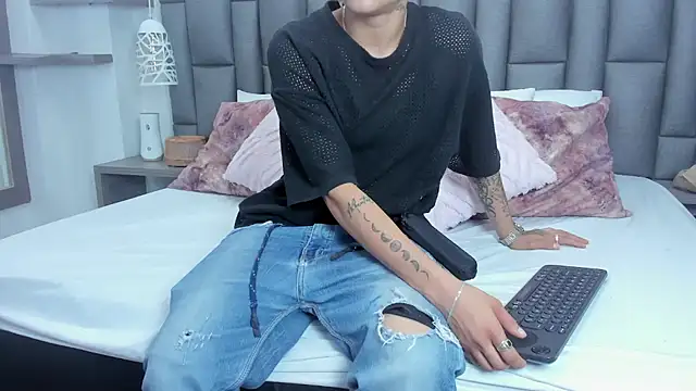 Snapshot of ZoeKrug chatting on February 19, 2026, 12:12 pm ZoeKrug online show from February 19, 2026, 12:12 pm