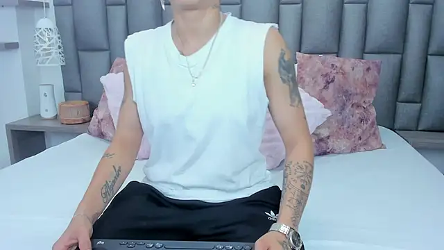 Snapshot of ZoeKrug chatting on February 20, 2026, 12:27 pm ZoeKrug online show from February 20, 2026, 12:27 pm