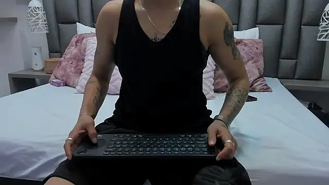 Snapshot of ZoeKrug chatting on February 23, 2026, 12:24 pm ZoeKrug online show from February 23, 2026, 12:24 pm