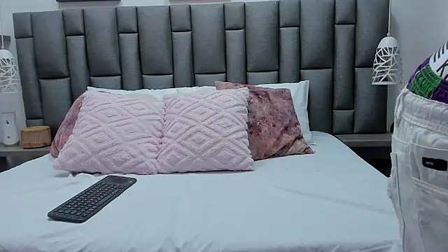 Snapshot of ZoeKrug chatting on February 24, 2026, 12:14 pm ZoeKrug online show from February 24, 2026, 12:14 pm