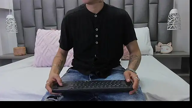 Snapshot of ZoeKrug chatting on March 4, 2026, 12:44 pm ZoeKrug online show from March 4, 2026, 12:44 pm