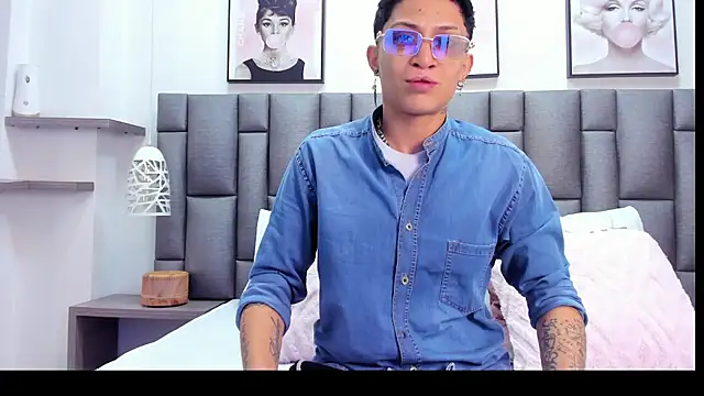 Snapshot of ZoeKrug chatting on March 5, 2026, 12:34 pm ZoeKrug online show from March 5, 2026, 12:34 pm