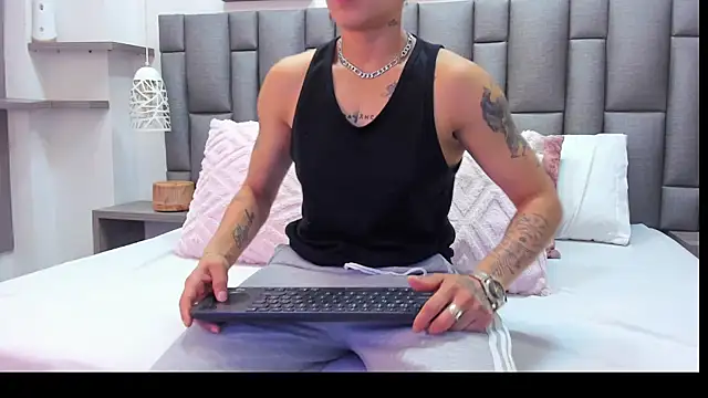 Snapshot of ZoeKrug chatting on March 9, 2026, 12:53 pm ZoeKrug online show from March 9, 2026, 12:53 pm