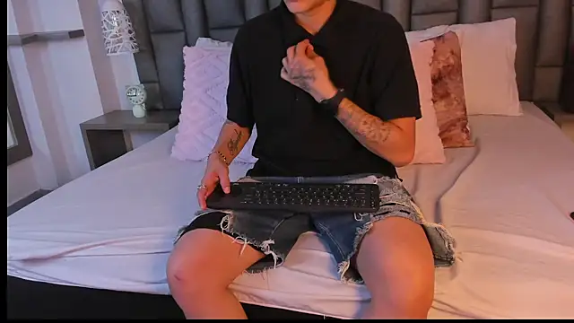 Snapshot of ZoeKrug chatting on March 19, 2026, 12:31 pm ZoeKrug online show from March 19, 2026, 12:31 pm