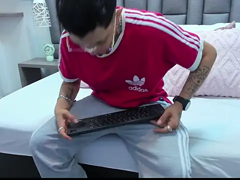 Snapshot of ZoeKrug chatting on March 24, 2026, 12:21 pm ZoeKrug online show from March 24, 2026, 12:21 pm