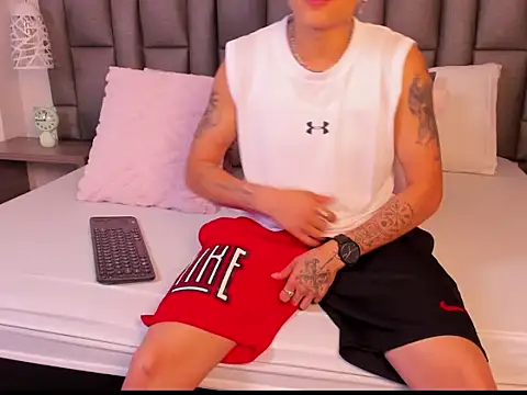 Snapshot of ZoeKrug chatting on March 26, 2026, 12:11 pm ZoeKrug online show from March 26, 2026, 12:11 pm