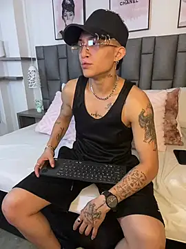 Snapshot of ZoeKrug chatting on March 27, 2026, 12:27 pm ZoeKrug online show from March 27, 2026, 12:27 pm