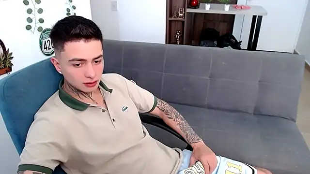 Snapshot of santii_ss chatting on March 16, 2026, 2:43 pm santii ss online show from March 16, 2026, 2:43 pm