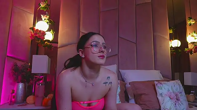 Snapshot of LucyLextonX chatting on March 18, 2026, 10:46 pm LucyLextonX online show from March 18, 2026, 10:46 pm