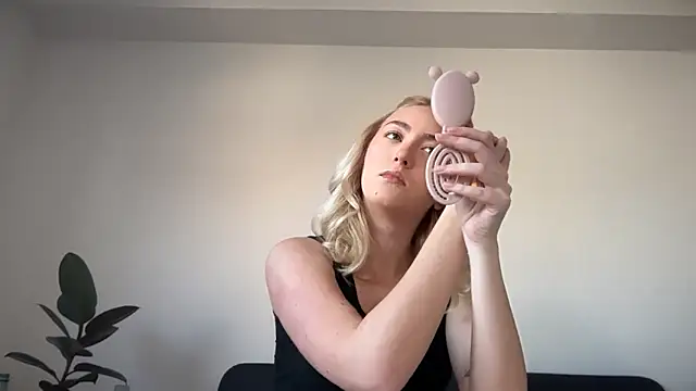 Snapshot of Kitty_Swetty chatting on March 6, 2026, 2:02 pm Kitty Swetty online show from March 6, 2026, 2:02 pm