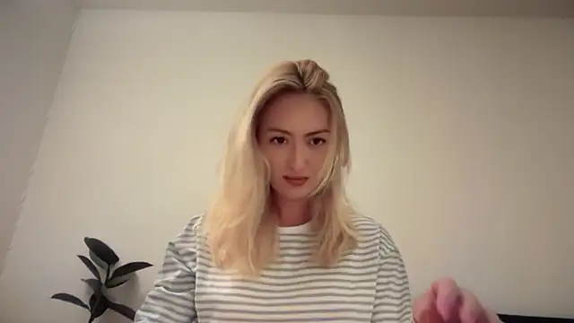 Snapshot of Kitty_Swetty chatting on April 15, 2026, 8:31 pm Kitty Swetty online show from April 15, 2026, 8:31 pm