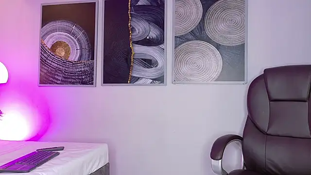 ElisaPeters online show from September 24, 2025, 6:06 am