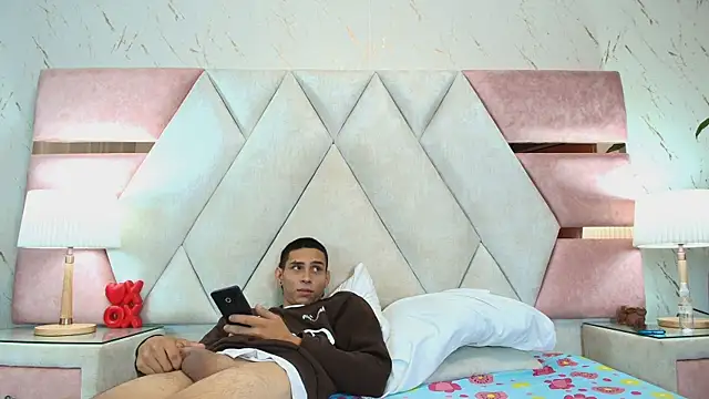 Zoelucas online show from October 11, 2025, 11:42 am