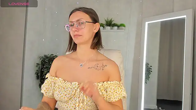 Elina Gravess online show from September 8, 2025, 11:59 pm