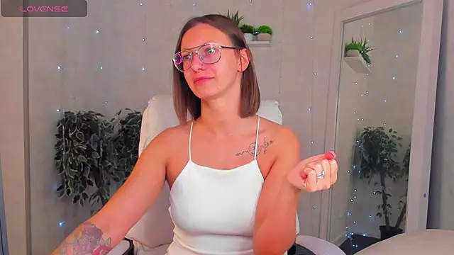 Elina Gravess online show from September 16, 2025, 12:00 am
