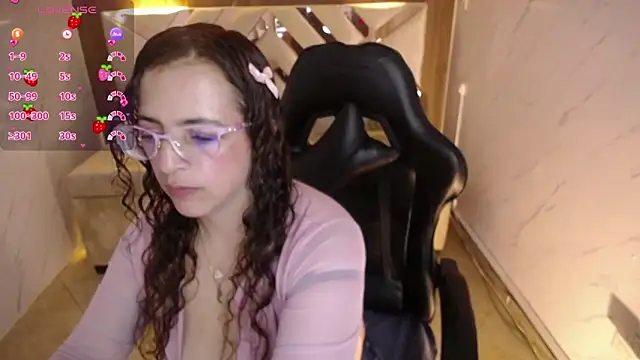 Snapshot of _Evoni_b chatting on October 1, 2025, 7:42 pm  Evoni b online show from October 1, 2025, 7:42 pm