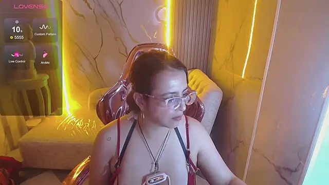 Snapshot of _Evoni_b chatting on October 7, 2025, 12:46 pm  Evoni b online show from October 7, 2025, 12:46 pm