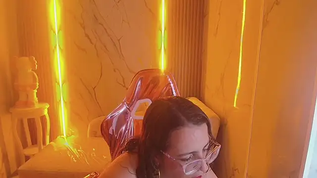 Snapshot of _Evoni_b chatting on October 8, 2025, 7:44 pm  Evoni b online show from October 8, 2025, 7:44 pm