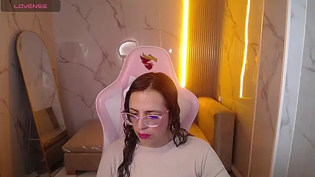 Snapshot of _Evoni_b chatting on October 9, 2025, 12:36 pm  Evoni b online show from October 9, 2025, 12:36 pm