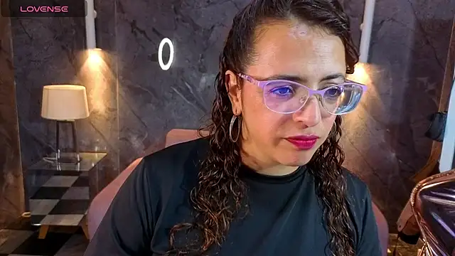 Snapshot of _Evoni_b chatting on October 26, 2025, 7:42 pm  Evoni b online show from October 26, 2025, 7:42 pm