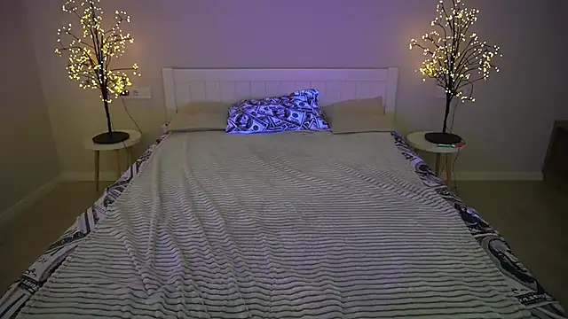 IvyLaurent online show from October 13, 2025, 1:11 pm