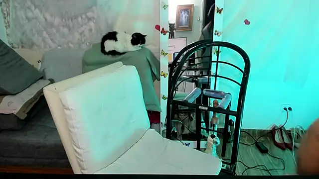 Clunita online show from May 5, 2026, 5:04 am
