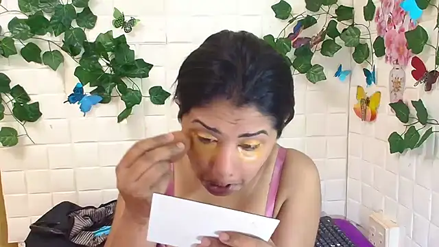 Snapshot of IndiaSexyStripper4u chatting on October 3, 2025, 5:15 am IndiaSexyStripper4u online show from October 3, 2025, 5:15 am