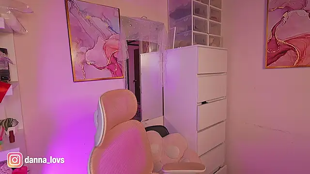 Dannaa Lovs online show from September 8, 2025, 5:23 pm