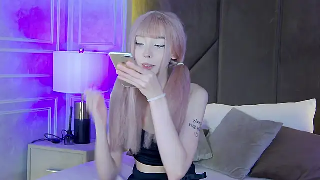 Evelyn Neal online show from October 7, 2025, 4:04 pm