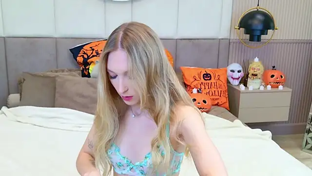 KellyBradford online show from October 25, 2025, 5:48 am