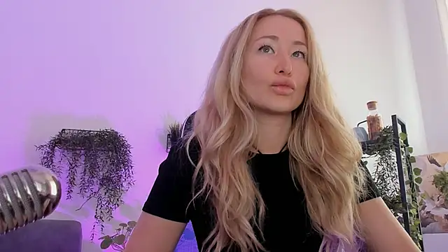 AstraMonroe online show from April 9, 2026, 4:56 am